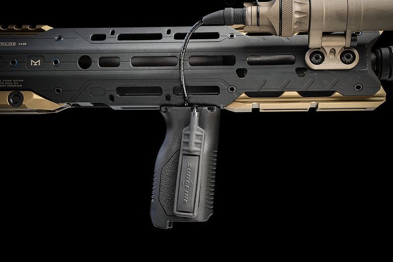 STRIKE INDUSTRIES Grip M-LOK Angled Vertical, long - čierny