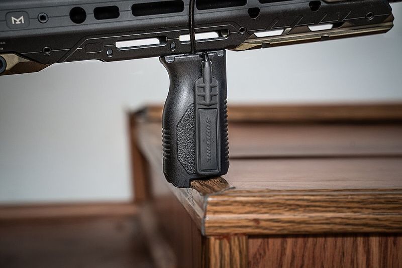STRIKE INDUSTRIES Grip M-LOK Angled Vertical, long - čierny