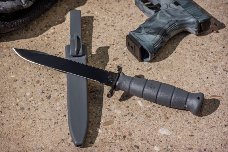 GLOCK Nôž s pevnou čepeľou FM 81 s pílkou - šedý (39180)