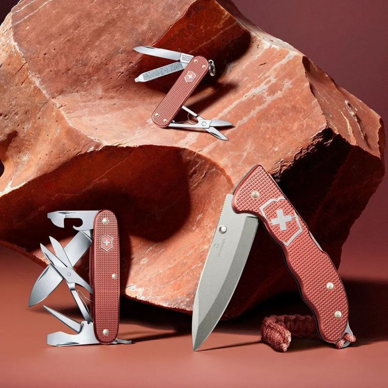 VICTORINOX Zatvárací nôž PIONEER X ALOX LE 2025 - stone red (0.8231.L25)