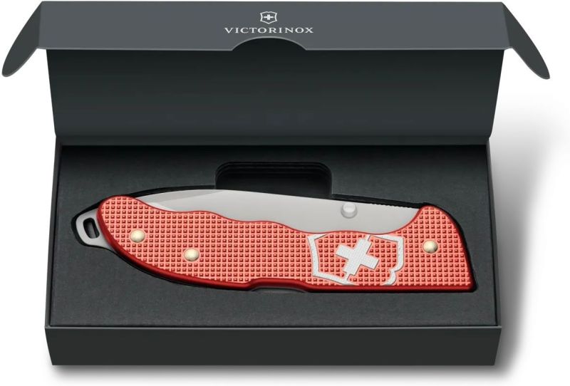 VICTORINOX Zatvárací nôž EVOKE ALOX LE 2025 - stone red (0.9415.L25)