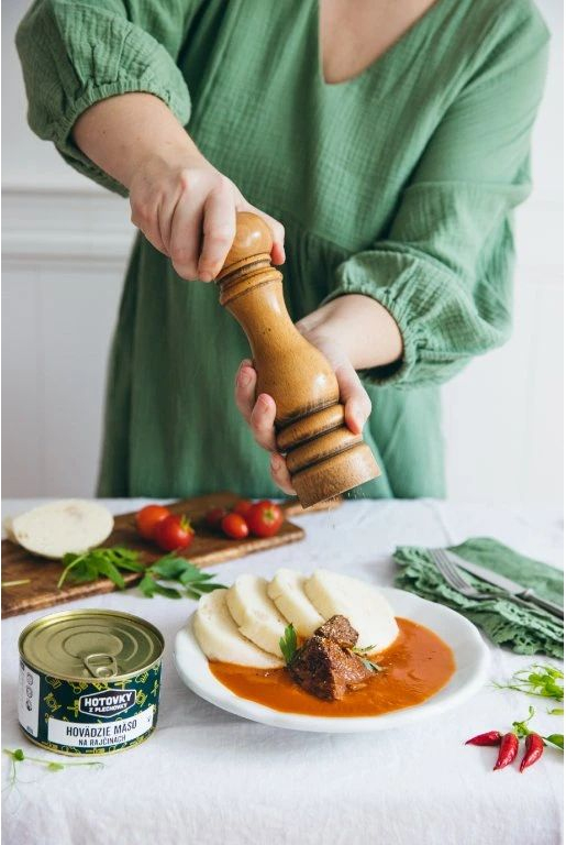 HOTOVKY Z PLECHOVKY Hovädzie mäso na rajčinovej omáčke 400g